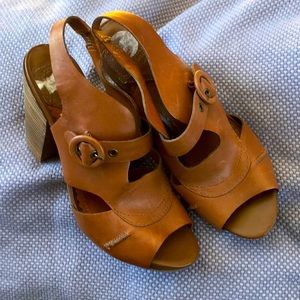 Lucky Brand tan sandals sz 7.5